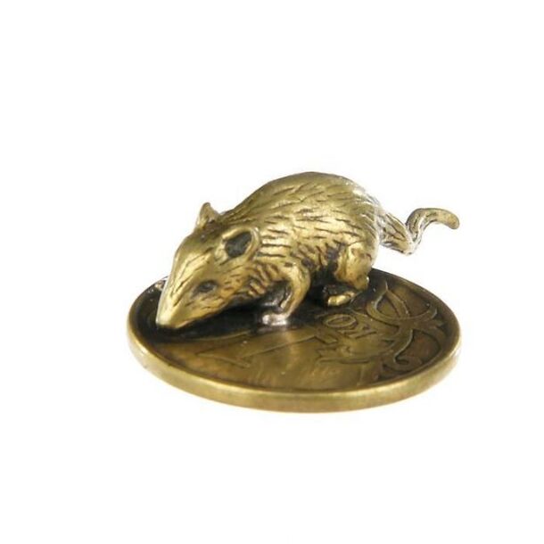 Purse rat amulet with a coin that brings good luck with money