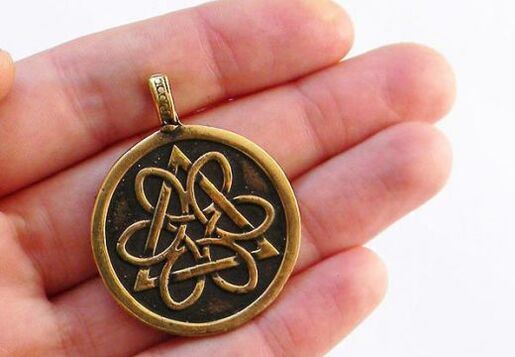 Lucky coin amulet to escape poverty